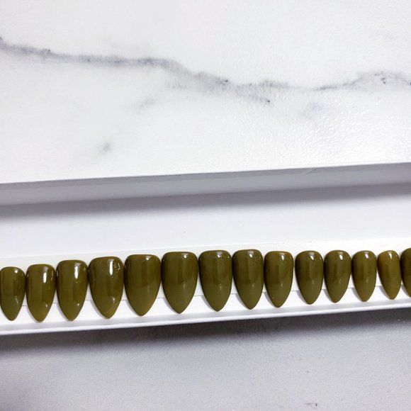 Short Stiletto Fall Green Set of 22 Nails - Picture 3 of 4